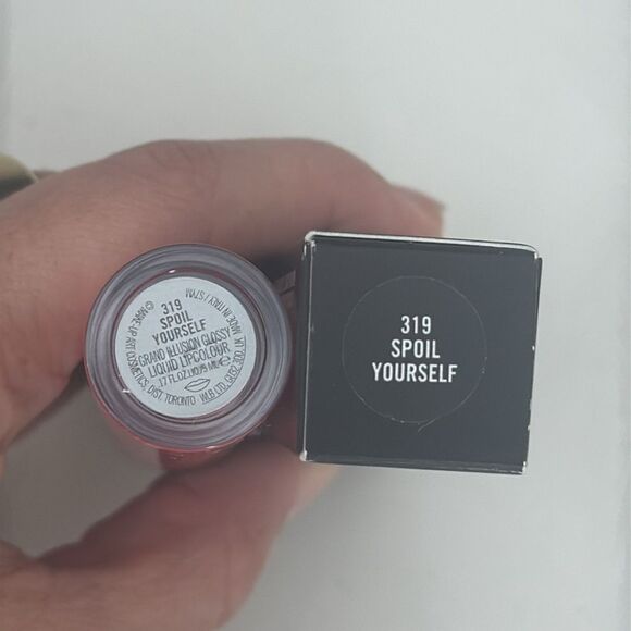 MAC GRAND ILLUSION GLOSSY LIQUID LIP COLOUR - SPOIL YOURSELF - Picture 3 of 3
